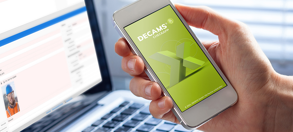 Bild mit Laptop und der DECAMS WARP und CHECKAPP darauf und einer Hand, die ein Smartphone in der Hand hält mit der DECAMS CHECKAPP