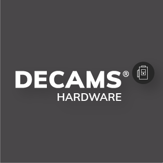 Graues Quadrat mit dem DECAMS HARDWARE Logo